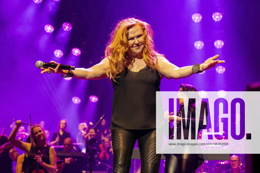 Carol Decker TÂ Pau live at the Night of the Proms 2022 at the ZAG Arena Hannover, 08 12 2022 Foto:xC.xSpeidelx xFuturexImage