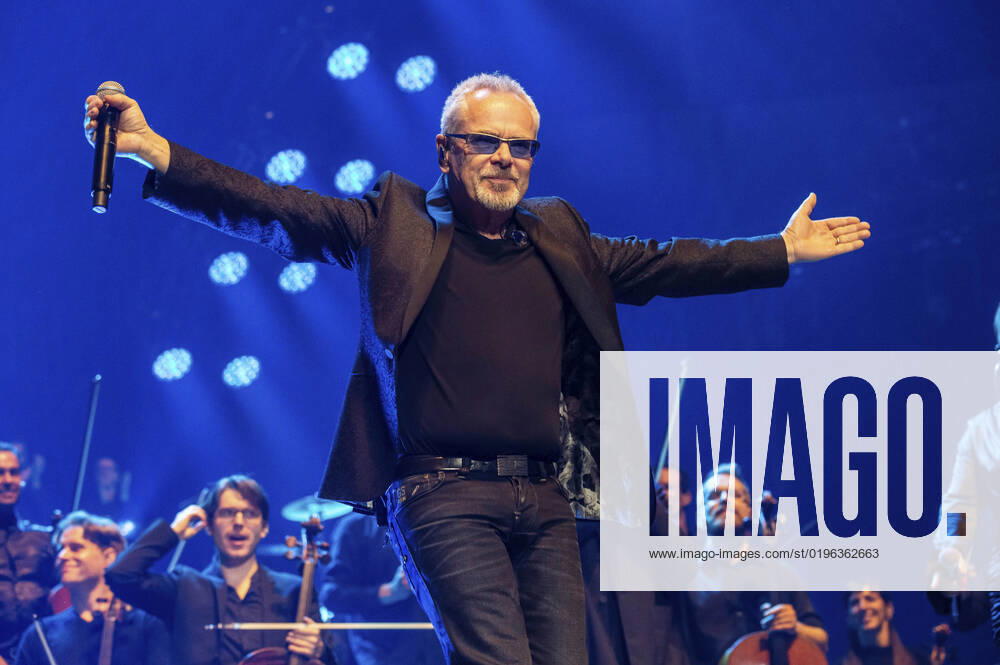 Nik Kershaw live at Night of the Proms 2022 at ZAG Arena Hannover, 08 12 2022 Foto:xC.xSpeidelx xFuturexImage