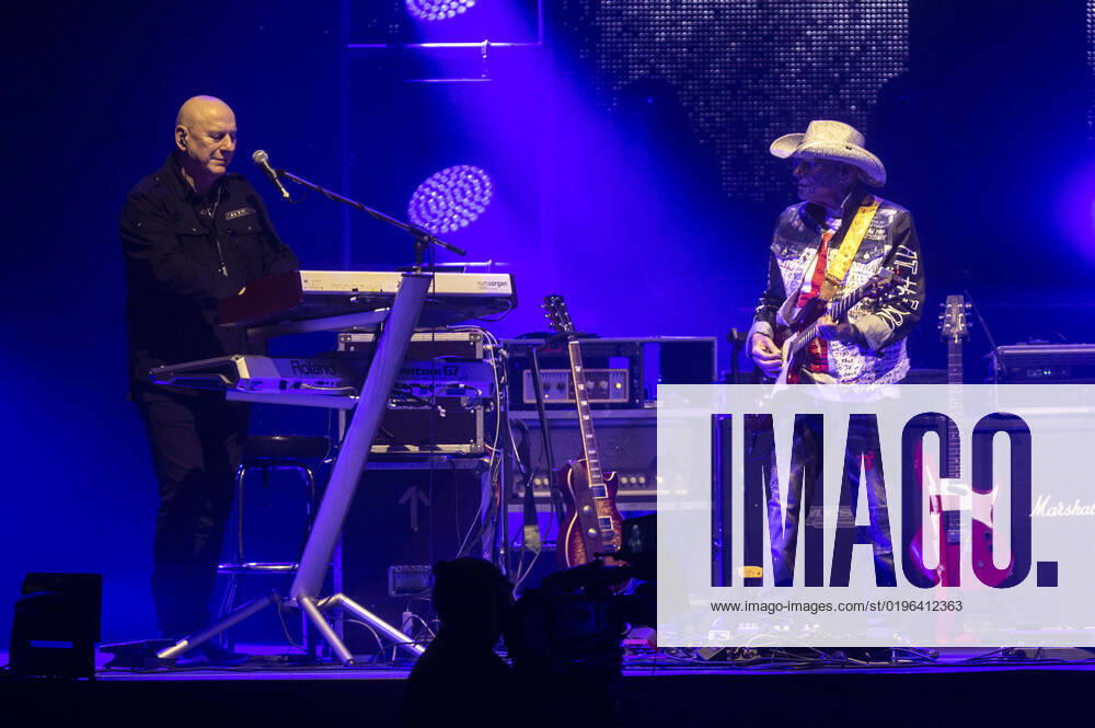Manfred Hennig and Fritz Puppel of City live at a concert of the 50 years of City Die letzte Runde Tour at the Messehalle Erfurt, 10 12 2022 Foto:xM.xKremerx xFuturexImage