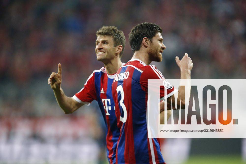V.li. Thomas Müller (FCB) , Xabi Alinso (FCB) . FC Bayern München-FC Porto . München, GER, 21.04.2015, Fussball-Champions League 2014-2015 Viertelfinale .