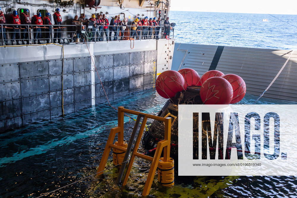The unmanned NASA Orion spacecraft from the Artemis I mission is recovered in the well deck of the U.S. Navy San Antonio-class amphibious transport dock ship USS Portland after the first water landing in the Pacific Ocean, December 11, 2022 off the coast of Baja California. The unmanned Orion spacecraft spent 25 days in space during a test journey to the moon. Pacific Ocean United States of America - ZUMAp138 20221212_zaa_p138_002