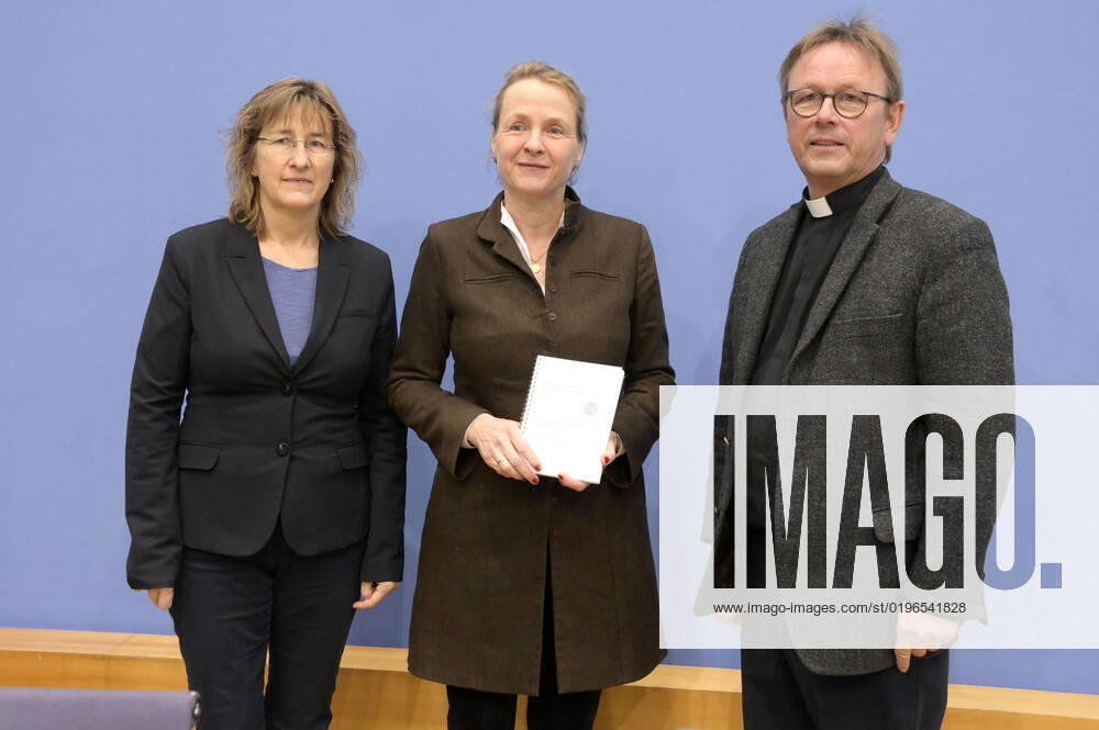 Simone Wisotzki, Anne Gidion and Karl Jüsten at the Federal Press Conference on the Arms Export Report 2022 of the Joint Conference Church and Development GKKE at the Haus der Bundespressekonferenz Berlin, 13 12 2022 Foto:xF.xFuturexImage