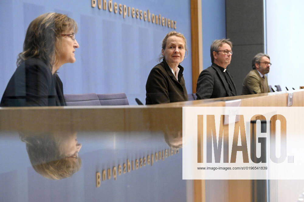 Simone Wisotzki, Anne Gidion and Karl Jüsten at the Federal Press Conference on the Arms Export Report 2022 of the Joint Conference Church and Development GKKE at the Haus der Bundespressekonferenz Berlin, 13 12 2022 Foto:xF.xFuturexImage