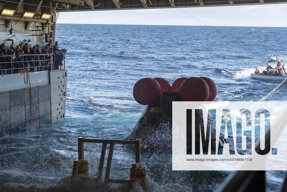 U.S. Navy recovery teams use a line load attenuating mechanism assembly to pull the unmanned NASA Orion spacecraft from the Artemis I mission into the well deck of the USS Portland following splashdown in the Pacific Ocean, December 11, 2022 off the coast of Baja California. The unmanned Orion spacecraft spent 25 days in space during a test journey to the moon. Pacific Ocean United States of America - ZUMAp138 20221211_zaa_p138_048