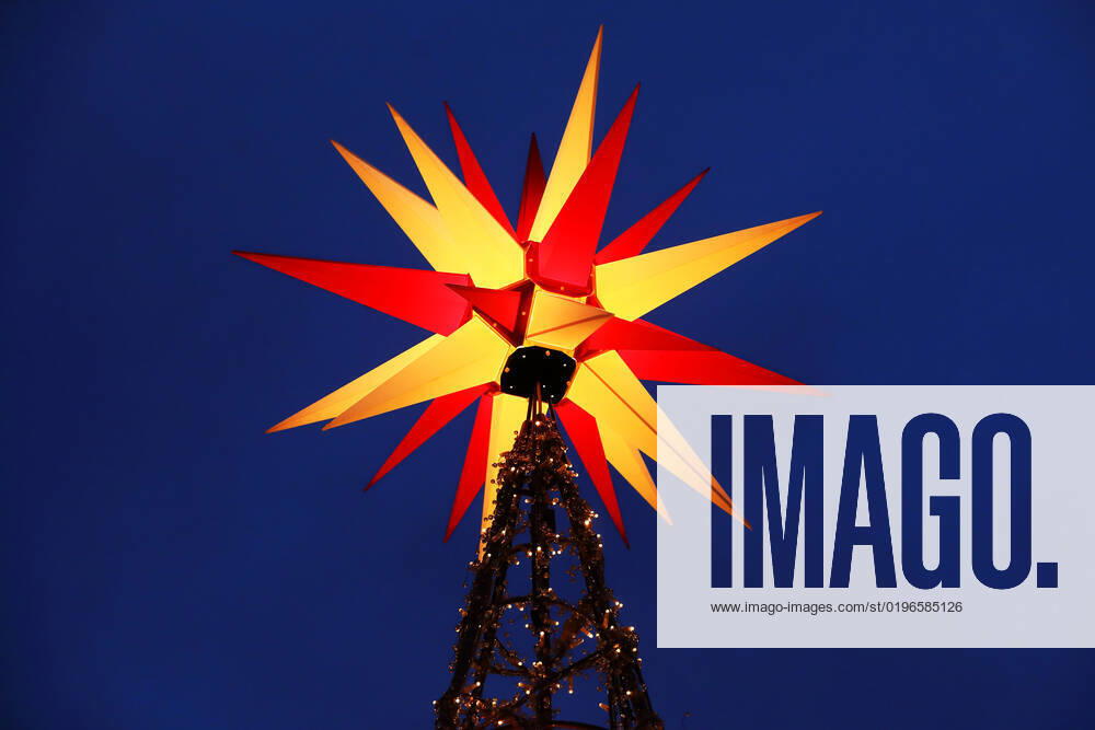 Christmas stars shine in the evening sky Berlin, Germany, GER, Germany, 12 12 2022 Berlin Mitte Christmas market Christmas magic at the blue hour The Christmas magic Gendarmenmar