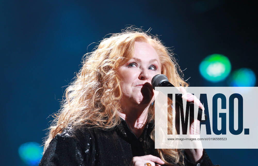 Night of the Proms 2022 13 12 2022, Erfurt, Messehalle, Night of the Proms 2022 The Antwerp Philharmonic Orchestra and the choir Fine Fleur led by conductor Alexandra Arrieche accompany the stars in the picture Carol Decker