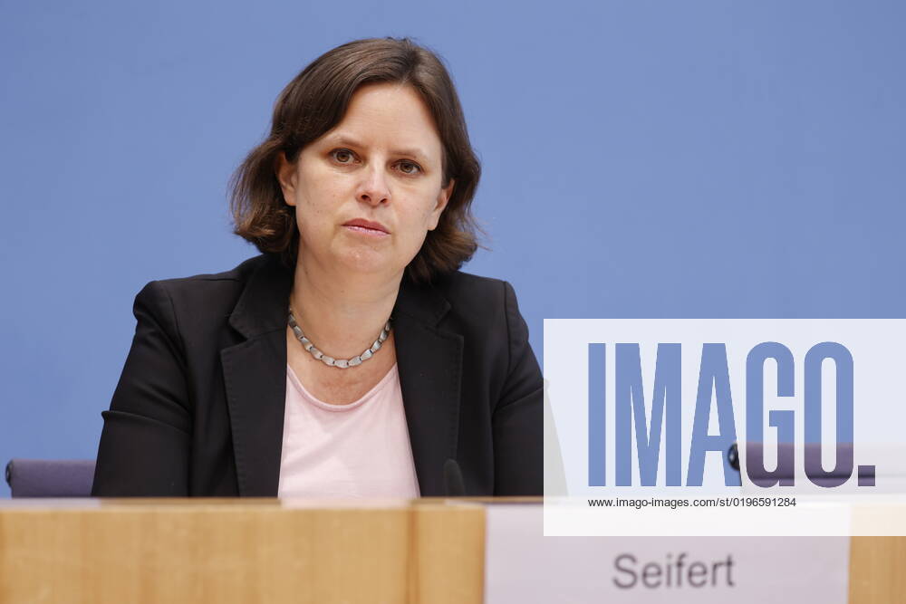 State Secretary Juliane Seifert, BMI, Germany, Berlin, Federal Press Conference, Topic Results of the SVR Integration Barometer 2022