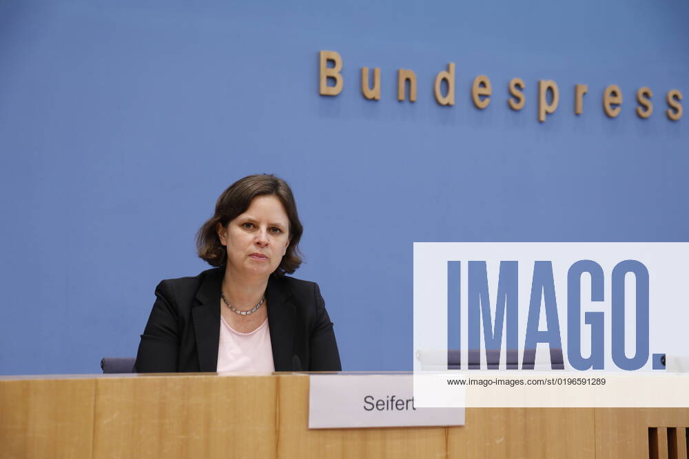 State Secretary Juliane Seifert, BMI, Germany, Berlin, Federal Press Conference, Topic Results of the SVR Integration Barometer 2022