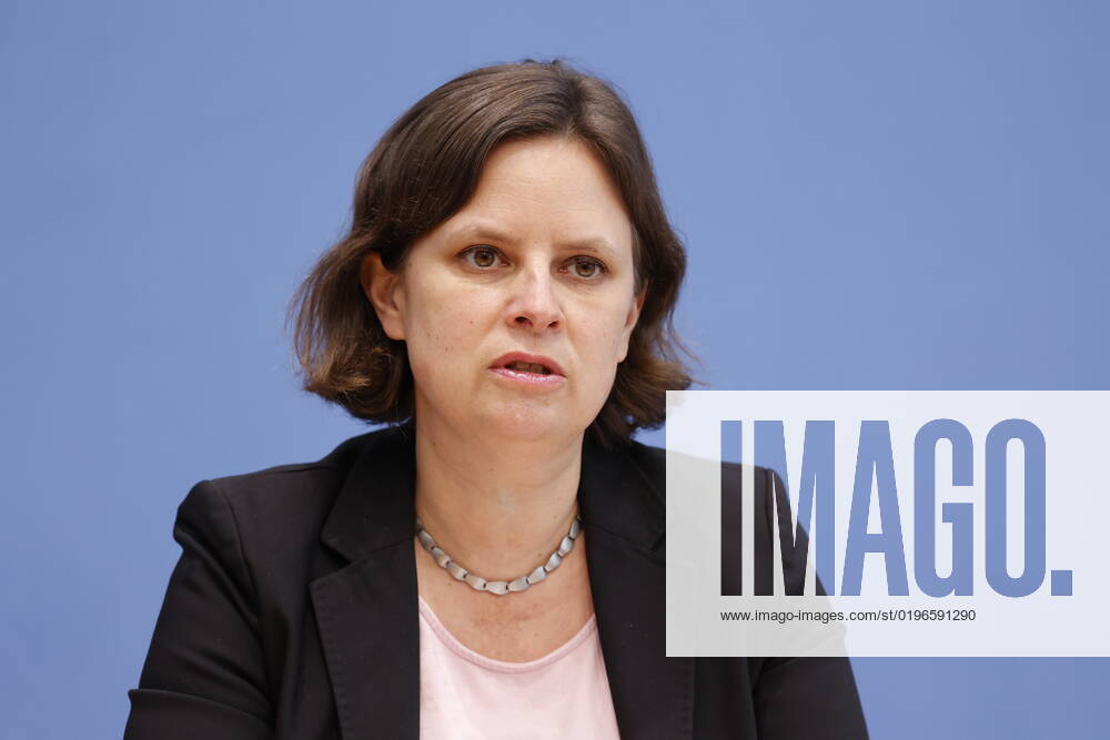 State Secretary Juliane Seifert, BMI, Germany, Berlin, Federal Press Conference, Topic Results of the SVR Integration Barometer 2022