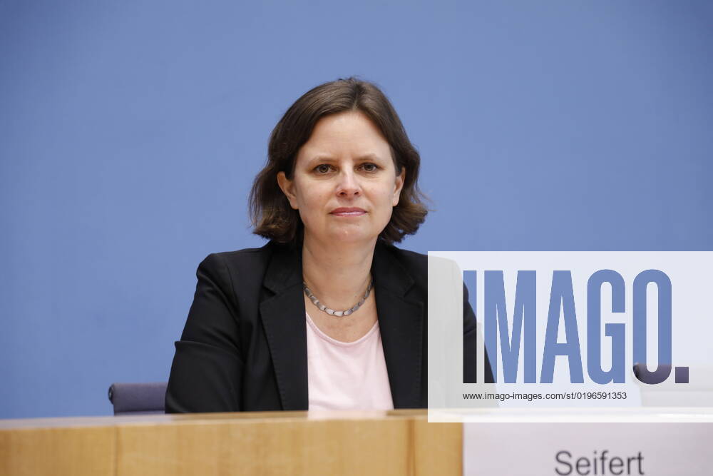 State Secretary Juliane Seifert, BMI, Germany, Berlin, Federal Press Conference, Topic Results of the SVR Integration Barometer 2022