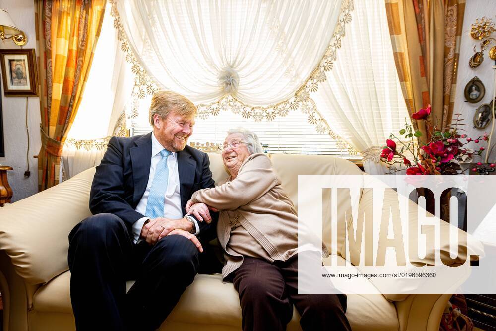ZEIST King Willem Alexander is shown around the caravan camp Beukbergen in Huis ter Heide in the municipality of Zeist This largest caravan camp in Europe has houses on the site in addition to caravans The king visited the caravan center once before in 2017 ANP POOL PATRICK VAN KATWIJK netherlands out belgium out