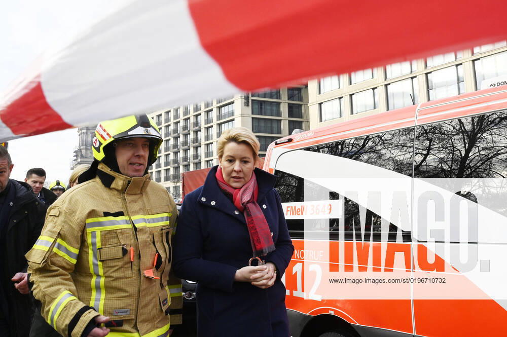 Bilder des Jahres 2022, News 12 Dezember Franziska Giffey besucht die Unglücksstätte des explodierten Aquadoms. Das Riesen-Aquarium Aquadom, das zur Unterwasserwelt Sealife gehört und sich im Innern des Hotel- und Geschäfts-Komplexes Dom Aquarà e unweit des Alexanderplatzes befindet, ist am Freitagmorgen geplatzt und komplett zerstört worden. Nach ersten Erkenntnissen ist das Platzen wohl auf eine Materialermüdung zurückzuführen, Hinweise auf einen gezielten, gewaltsamen Anschlag gab es laut Polizei zunächst nicht. Zwei Menschen wurden bei dem Unglück leicht verletzt. 1000 Kubikliter Wasser traten aus dem 16 Meter hohen Zylinder aus. Die Wassermassen zerstörten Teile des Radisson-Hotels. Ebenfalls laut ersten Angaben sind ein Großteil der 1500 exotischen Fische des Aqu Foto:xF.xFuturexImage