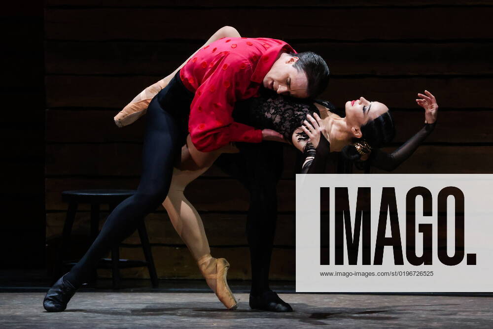 Bilder des Jahres 2022, Entertainment 12 Dezember Entertainment Themen der Woche KW50 RUSSIA, ST PETERSBURG - DECEMBER 16, 2022: Russian ballet dancers Diana Vishneva (R) as Carmen and Konstantin Zverev as Jose perform in a scene from the Carmen Suite ballet by French composer Georges Bizet and Russian composer Rodion Shchedrin during an evening marking Shchedrin s 90th birthday at the Mariinsky Theatre. Alexander Demianchuk TASS 56451597