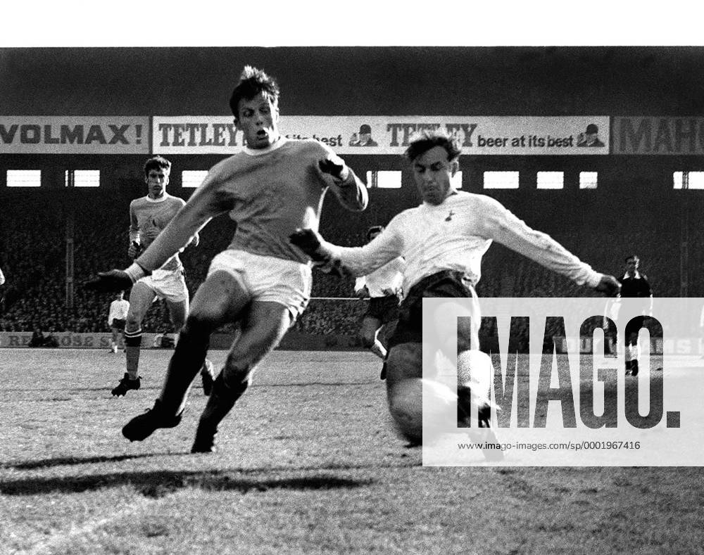 Alan Oakes (li., Manchester City) Jimmy Greaves (Tottenham Hotspurs) - Fußball Herren English First Division 1968 1969, 1. Englische Liga, Manchester City - Tottenham Hotspur 4:0, Spurs Gruppe Manchester Dynamik, Kampf,