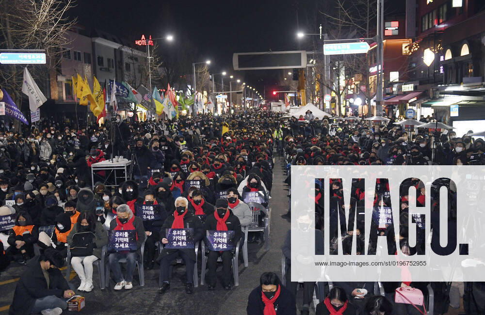 Mourning for Itaewon crush victims Mourners, including many bereaved family members, gather at Seoul s Itaewon area on Dec. 16, 2022, to remember victims of Halloween crowd crush, 49 days after the incident that left 158 dead. A14AA0001376391P