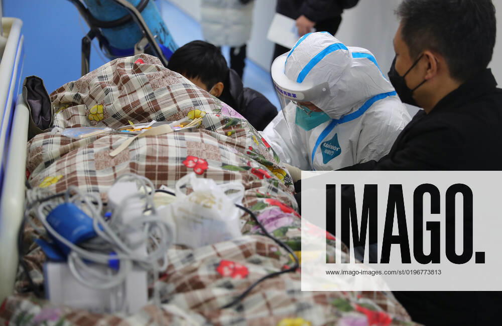 (221217) -- SHENYANG, Dec. 17, 2022 -- A medical worker treats a patient at a fever clinic at Shengjing Hospital of China Medical University in Shenyang, northeast China s Liaoning Province, Dec. 15, 2022. China is continuing its optimization of COVID-19 epidemic prevention and control measures as it shifts the focus of its response strategy from curbing new infections to preventing and treating severe cases. The fever clinic of the hospital is trying its best to ensure the treatment of patients with acute and severe symptoms. ) CHINA-LIAONING-SHENYANG-FEVER CLINIC (CN) YangxQing