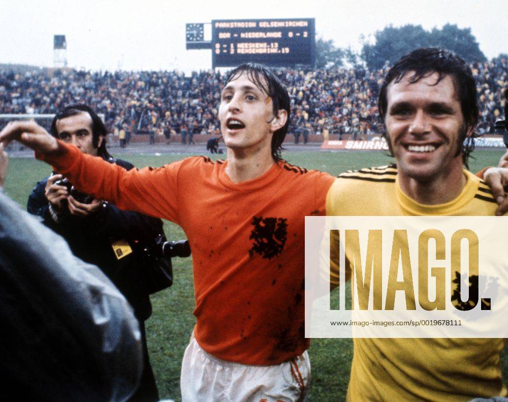 Johan Cruijff und Torwart Jan Jongloed (beide Niederlande) - Schlussjubel