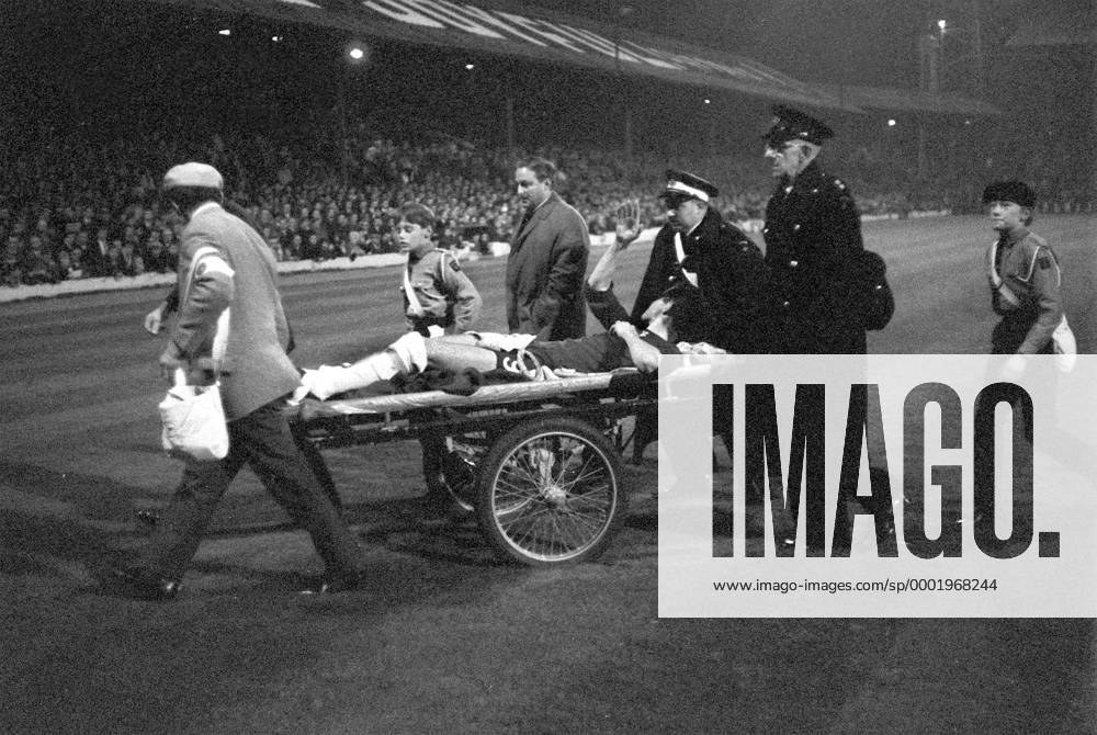 Peter Osgood (Chelsea) wird verletzt vom Platz transportiert und winkt dabei den Anhängern zu - Fußball Herren League Cup 1966 1967, Englischer Ligapokal, English First Division, One, 1. Englische Liga Gruppe Bloomfield Road Stadium, Stadion Blackpool, winken