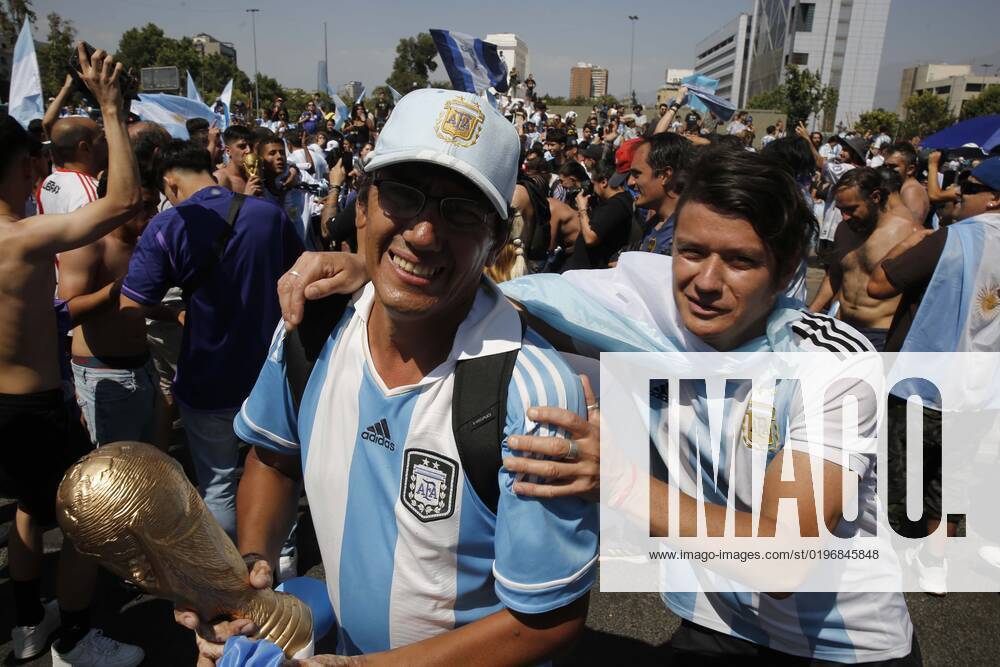Argentines celebrate Qatars world soccer championship in Plaza Italia, won by their team at the Argentine embassy in Chile Suffering and maximum joy Juan Eduardo Lopez Aton Chile, Santiago Chile Aton 666312