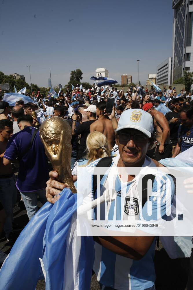 Argentines celebrate Qatars world soccer championship in Plaza Italia, won by their team at the Argentine embassy in Chile Suffering and maximum joy Juan Eduardo Lopez Aton Chile, Santiago Chile Aton 666313