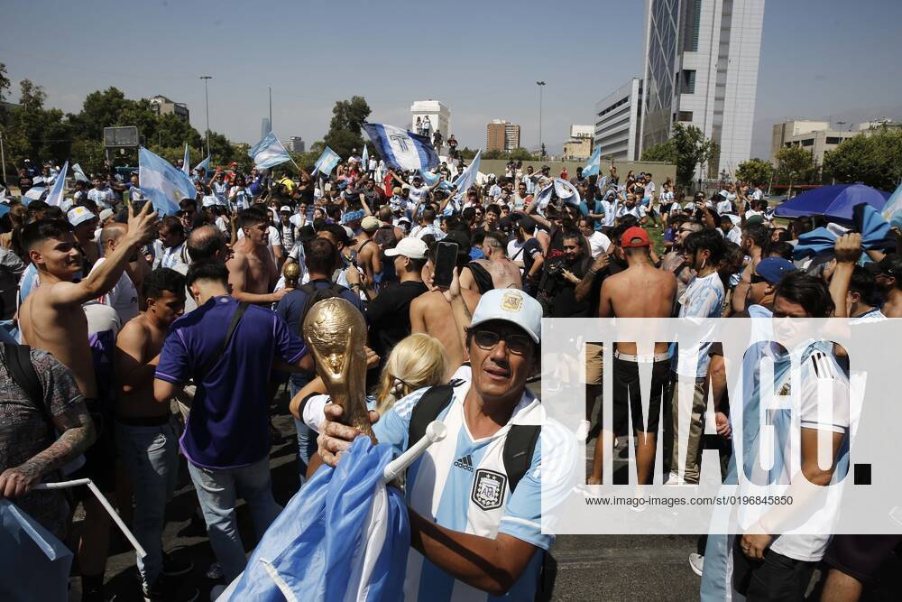 Argentines celebrate Qatars world soccer championship in Plaza Italia, won by their team at the Argentine embassy in Chile Suffering and maximum joy Juan Eduardo Lopez Aton Chile, Santiago Chile Aton 666314