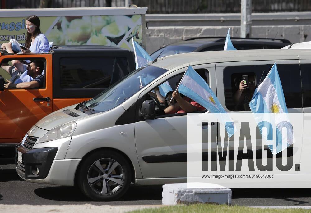 Argentines celebrate Qatars world soccer championship in Plaza Italia, won by their team at the Argentine Embassy in Chile Suffering and maximum joy Juan Eduardo Lopez Aton Chile, Santiago Chile Aton 666347