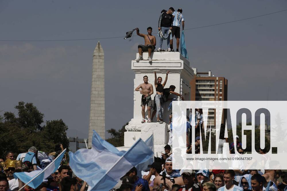 Argentines celebrate Qatars world soccer championship in Plaza Italia, won by their team at the Argentine embassy in Chile Suffering and maximum joy Juan Eduardo Lopez Aton Chile, Santiago Chile Aton 666349