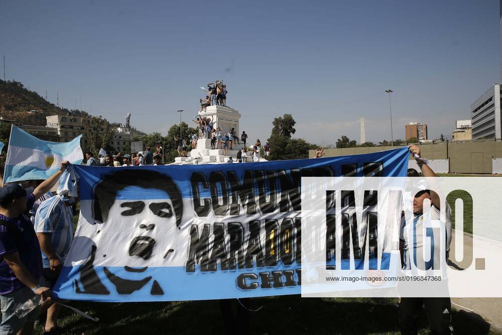 Argentines celebrate Qatars world soccer championship in Plaza Italia, won by their team at the Argentine embassy in Chile Suffering and maximum joy Juan Eduardo Lopez Aton Chile, Santiago Chile Aton 666350