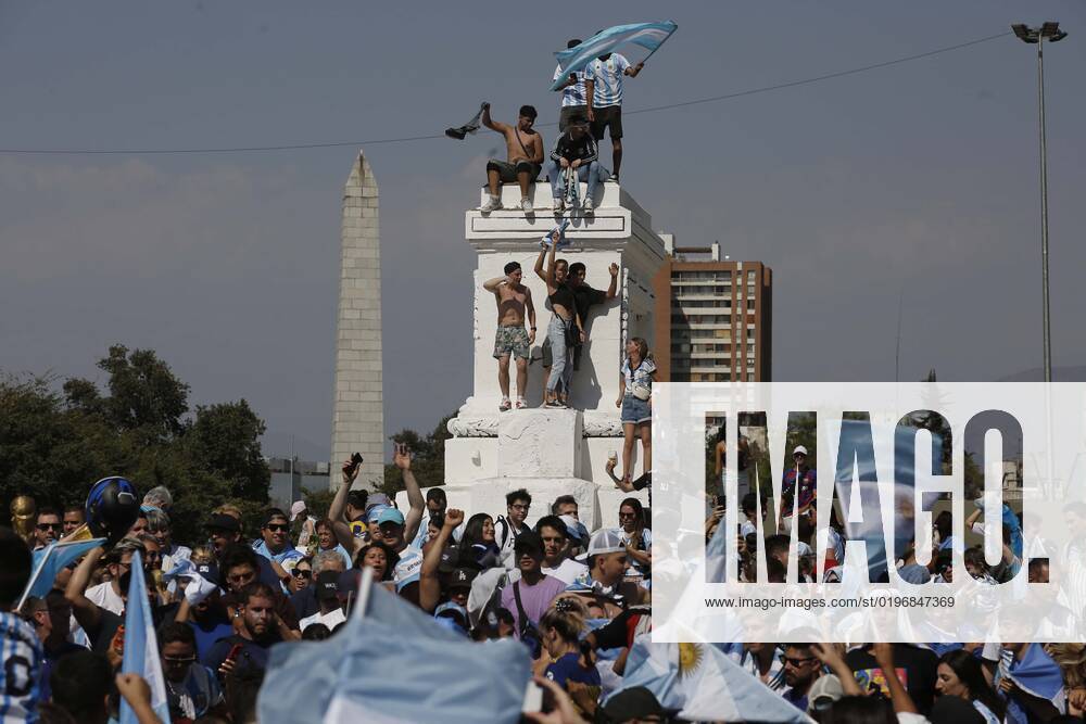Argentines celebrate Qatars world soccer championship in Plaza Italia, won by their team at the Argentine embassy in Chile Suffering and maximum joy Juan Eduardo Lopez Aton Chile, Santiago Chile Aton 666351