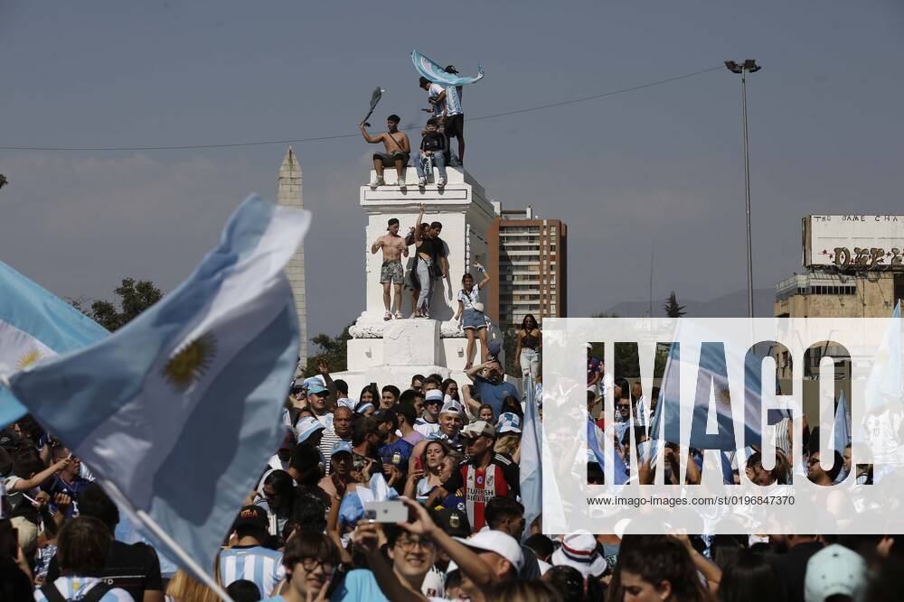 Argentines celebrate Qatars world soccer championship in Plaza Italia, won by their team at the Argentine embassy in Chile Suffering and maximum joy Juan Eduardo Lopez Aton Chile, Santiago Chile Aton 666352