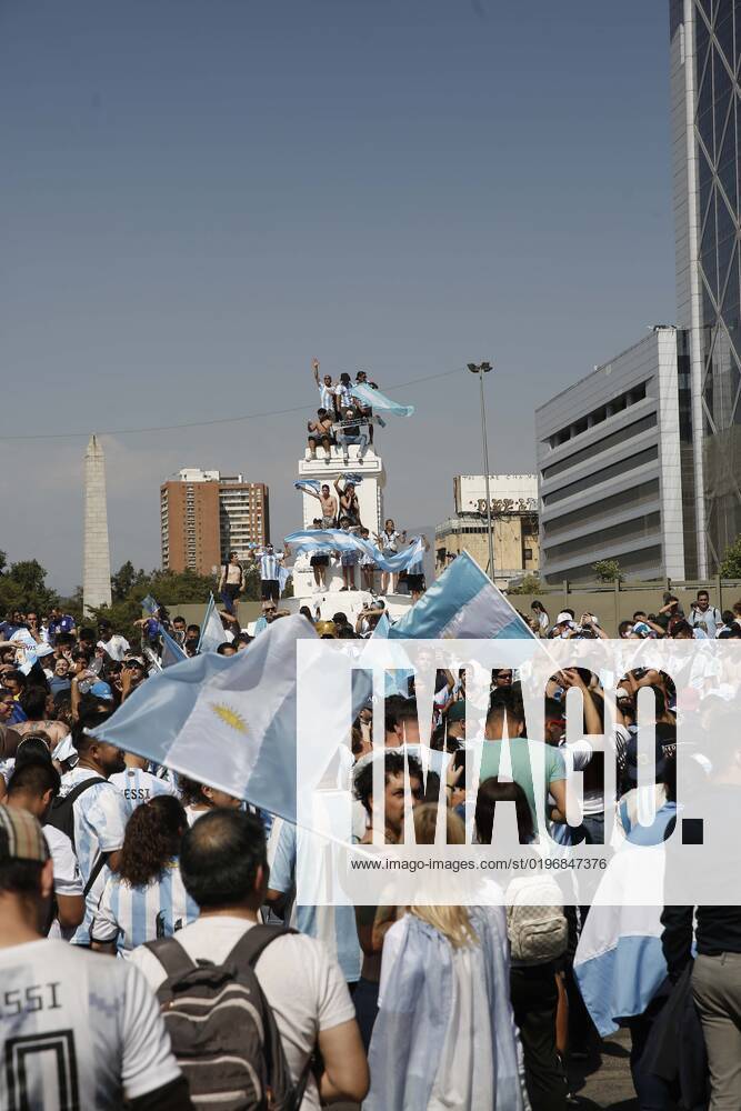Argentines celebrate Qatars world soccer championship in Plaza Italia, won by their team at the Argentine Embassy in Chile Suffering and maximum joy Juan Eduardo Lopez Aton Chile, Santiago Chile Aton 666356