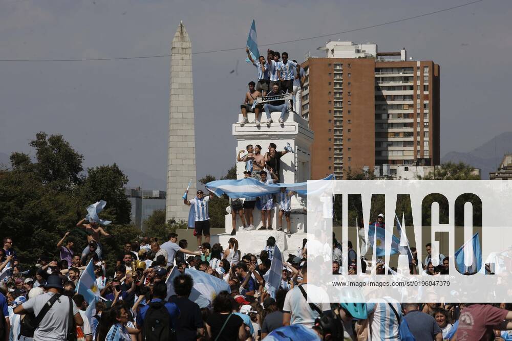 Argentines celebrate Qatars world soccer championship in Plaza Italia, won by their team at the Argentine embassy in Chile Suffering and maximum joy Juan Eduardo Lopez Aton Chile, Santiago Chile Aton 666358