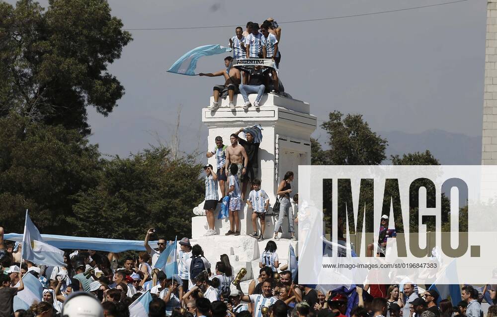 Argentines celebrate Qatars world soccer championship in Plaza Italia, won by their team at the Argentine embassy in Chile Suffering and maximum joy Juan Eduardo Lopez Aton Chile, Santiago Chile Aton 666362