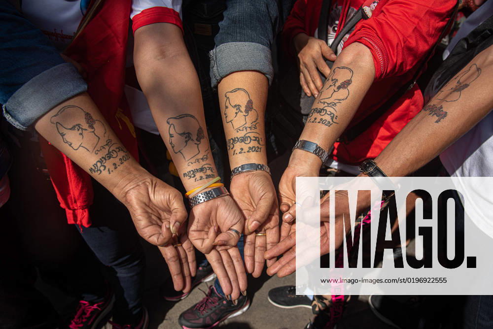 Thailand, Internationaler Tag der Migranten - Proteste für Aung San Suu Kyi in Bangkok December 19, 2022, Bangkok, Thailand: Protesters show tattoo portraits of Aung San Suu Kyi on their arms while making three finger salutes during the demonstration. Burmese protesters gathered outside the Myanmar Embassy in Bangkok to mark International Migrants Day and protest against the Myanmar military s government. Bangkok Thailand - ZUMAs197 20221219_zaa_s197_102