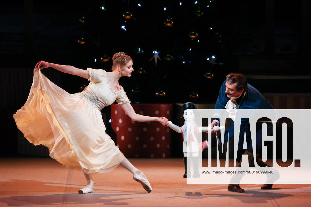 RUSSIA, ST PETERSBURG - DECEMBER 20, 2022: Ballet dancers Anzhelina Vorontsova (L) as Masha and Andrei Masloboyev as Herr Stahlbaum perform in a scene from Russian composer Pyotr Tchaikovsky s ballet The Nutcracker staged by Spanish choreographer Nacho Duato at the Mikhailovsky Theatre. Alexander Demianchuk TASS 56519742