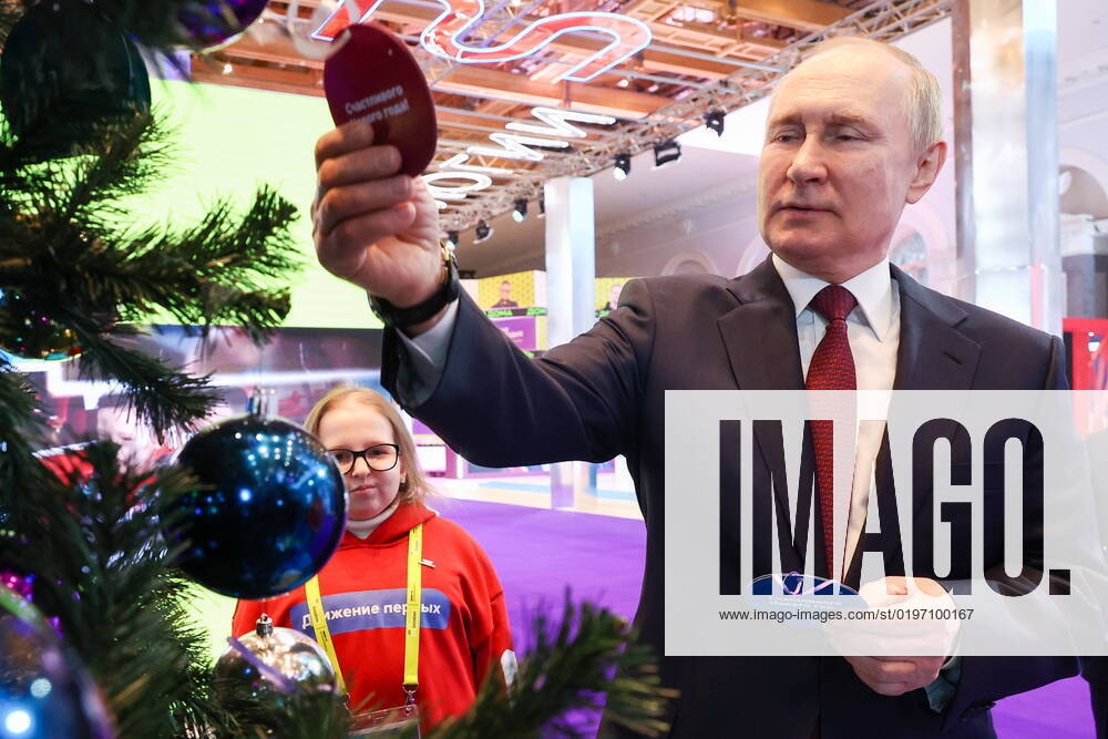 RUSSIA, MOSCOW - DECEMBER 22, 2022: Russia s President Vladimir Putin takes an ornament with a wish written inside from a Christmas tree during an event held as part of the charity campaign Yolka Zhelany (Christmas Tree of Wishes), before a meeting of the Council for the Implementation of State Policy on Youth Affairs In Present-Day Conditions. Christmas Tree of Wishes is an all-Russian charity campaign in which government officials and other people fulfill Christmas wishes of children and elderly people with disabilities or life-threatening medical conditions, orphans and children from disadvantaged families. The Christmas Tree Wishes charity campaign has been held across Russia since 2018. Vladimir Gerdo TASS 56541819