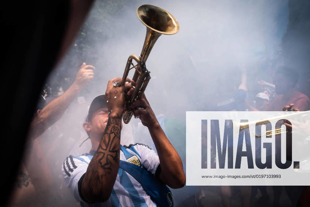 After the team arrived in Argentina, a crowd of people waited to see the arrival of the caravan at the Casa Rosada. After winning on penalties, Argentina beat France in the World Cup final and a crowd of fans gathered to celebrate the victory. AlejoxManuelxAvila Pictorium LePictorium_0272275