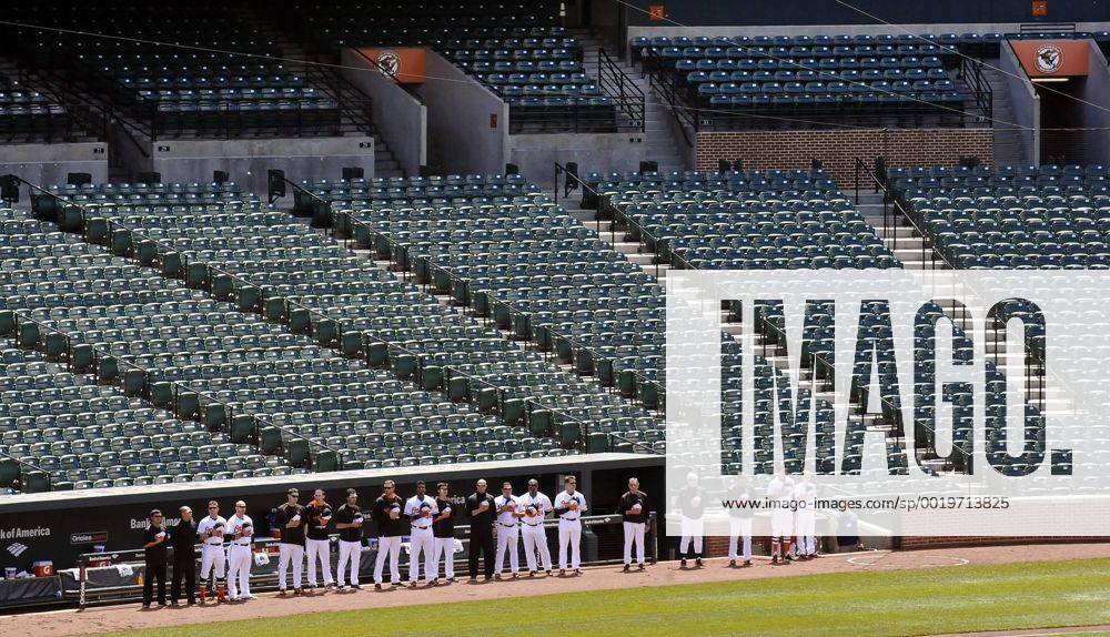 Baltimore, MD, USA - Baltimore Orioles players, coaches and manager stand for the National Anthem on Wednesday, April 29, 2015, at Camden Yards in Baltimore. The game was closed to the public due to unrest in the city this week. MLB Baseball Herren USA 2015 - Baltimore Orioles Play In Empty Camden Yards - ZUMAm67_