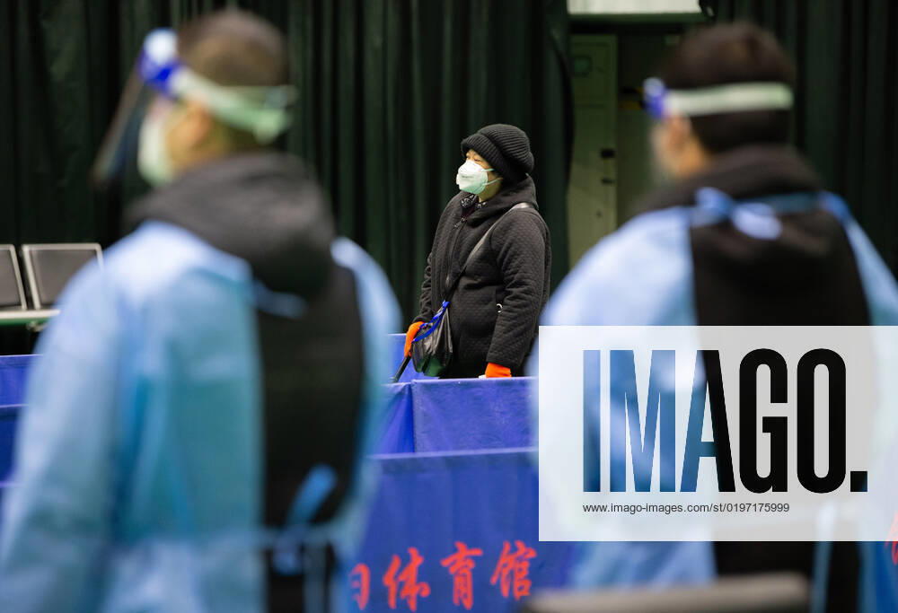 Coronavirus in China, provisorische Notunterkunft für Patienten mit Fieber in Peking (221224) -- BEIJING, Dec. 24, 2022 -- This photo taken on Dec. 24, 2022 shows a citizen (C) waiting in a makeshift fever clinic of Beijing Chaoyang Hospital in Chaoyang Gymnasium in Beijing, capital of China. In order to facilitate fever patients to seek medical treatment and ensure residents medical needs, some hospitals in Beijing set up makeshift fever clinics in gymnasiums to provide services such as diagnosis, prescription issuing and medicine dispensing for citizens. ) CHINA-BEIJING-GYMNASIUM-FEVER CLINIC (CN) ChenxZhonghao