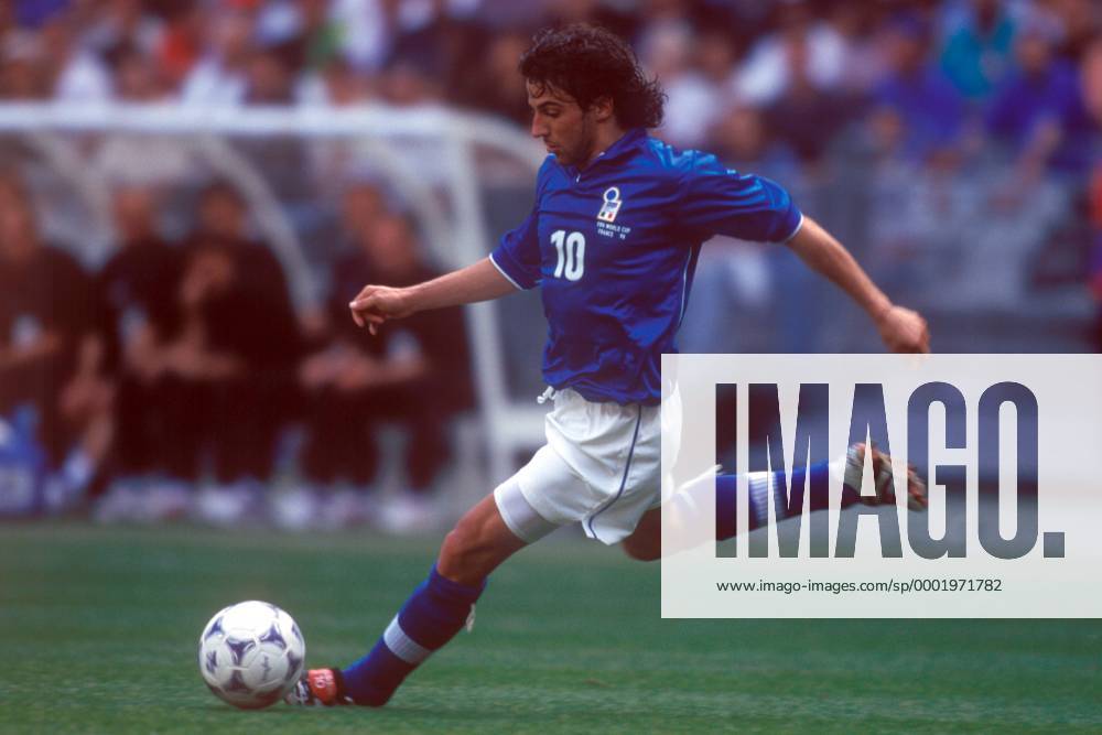 Alessandro Del Piero (Italien) zieht ab Fußball Länderspiel Herren Weltmeisterschaft 1998, Nationalmannschaft, Nationalteam, Nationaltrikot, Gruppe B Einzelbild Paris, St. Denis, Saint Dynamik,