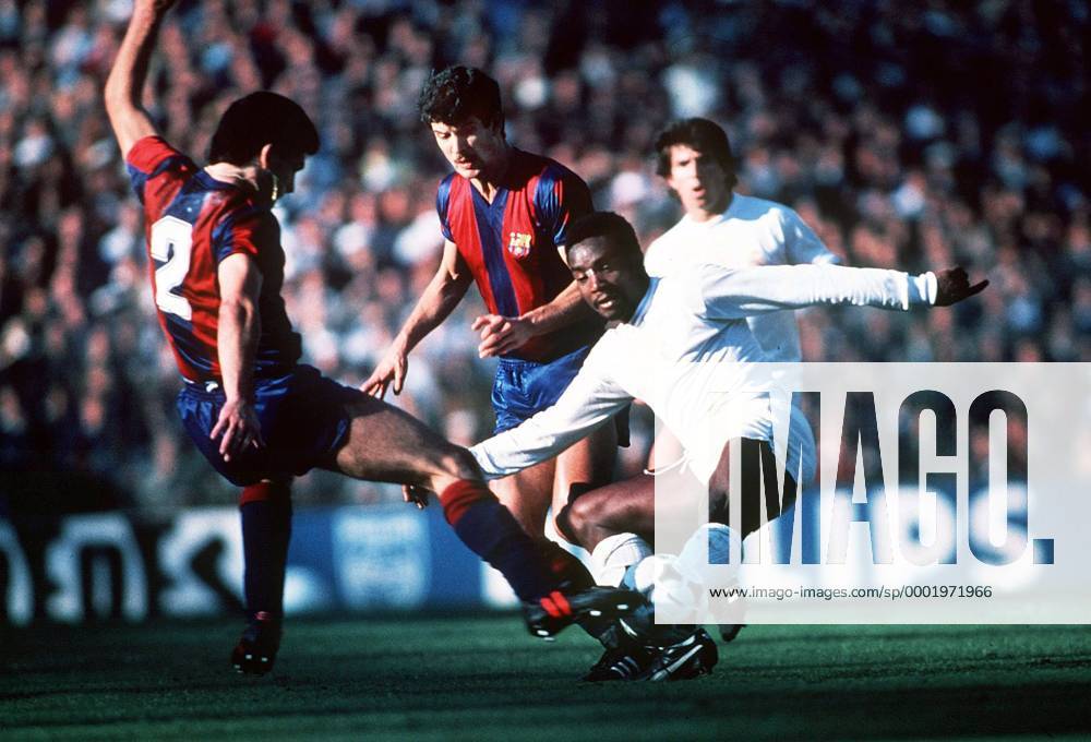 Laurie Cunningham (re., Real Madrid) gegen Serrat (Mitte, Barcelona) - Fußball Herren Primera Division 1979 1980, 1. Spanische Liga, Real Madrid CF - FC Barcelona 3:2, Barca, Vdia Gruppe Madrid Dynamik, Kampf,