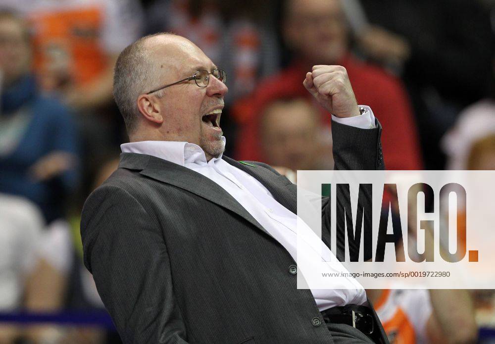 Trainer Mark Lebedew Freude Emotion jubelnd Jubel nach Satzgewinn Volleyball Bundesliga Herren Play Off Finale um die Deutsche Meisterschaft Saison 2014 2015 30.04.2015 BR Volleys Berlin vs. VfB Friedrichshafen