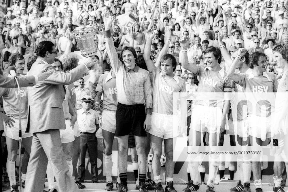 Jubel Hamburger SV, DFB Pokal Sieger 1976 - Bundesinnenminister Werner Maihofer (FDP) überreicht den Pokal an v.li.: Torwart Rudi Kargus, Klaus Zaczyk, Peter Nogly, Horst Blankenburg (verdeckt), Willi Reimann und Manfred Kaltz