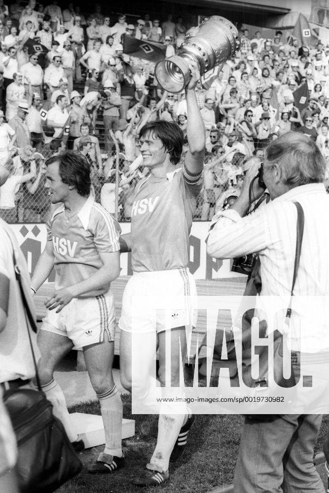 Jubel Hamburger SV - Peter Nogly präsentiert den DFB Pokal nach dem Sieg im Finale 1976