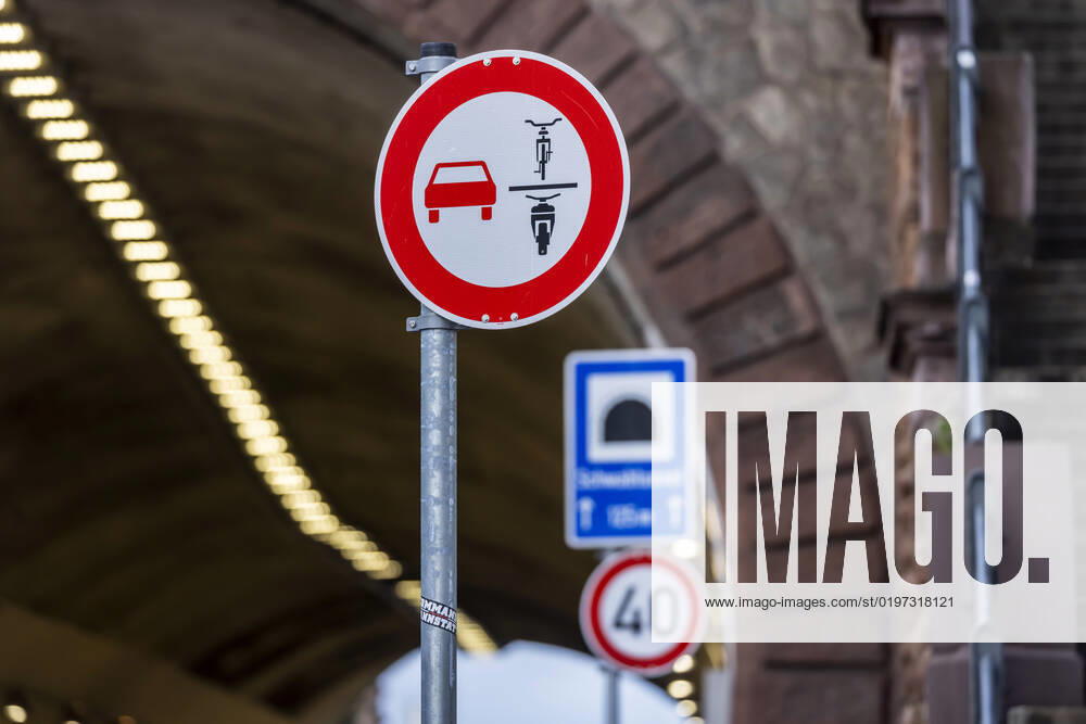 Prohibition of overtaking by single-track vehicles The traffic sign 277 1 is intended to better protect cyclists in particular from accidents Schwabtunnel Stuttgart 31 12 2022 Stuttgart, Baden Württemberg, Germany