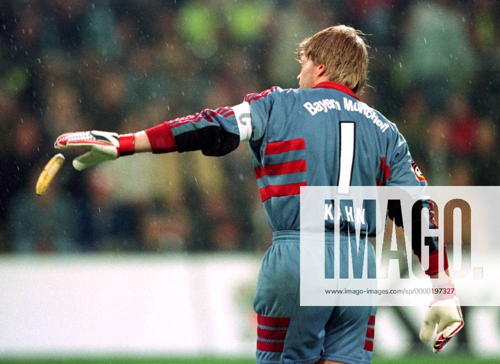 Torwart Oliver Kahn (Bayern) bei der Bananen-Entsorgung Fußball 1. BL Herren Saison 1999 2000, Dortmund - FC Bayern München 0:1 Einzelbild Westfalenstadion Dortmund