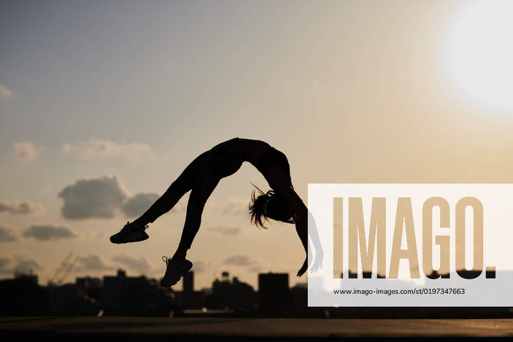 IMAGO Creative, Urban Lifestyle Young Japanese training downtown AFLO196118707 , 196118707.jpg, ,model released, Symbolfoto ,property released
