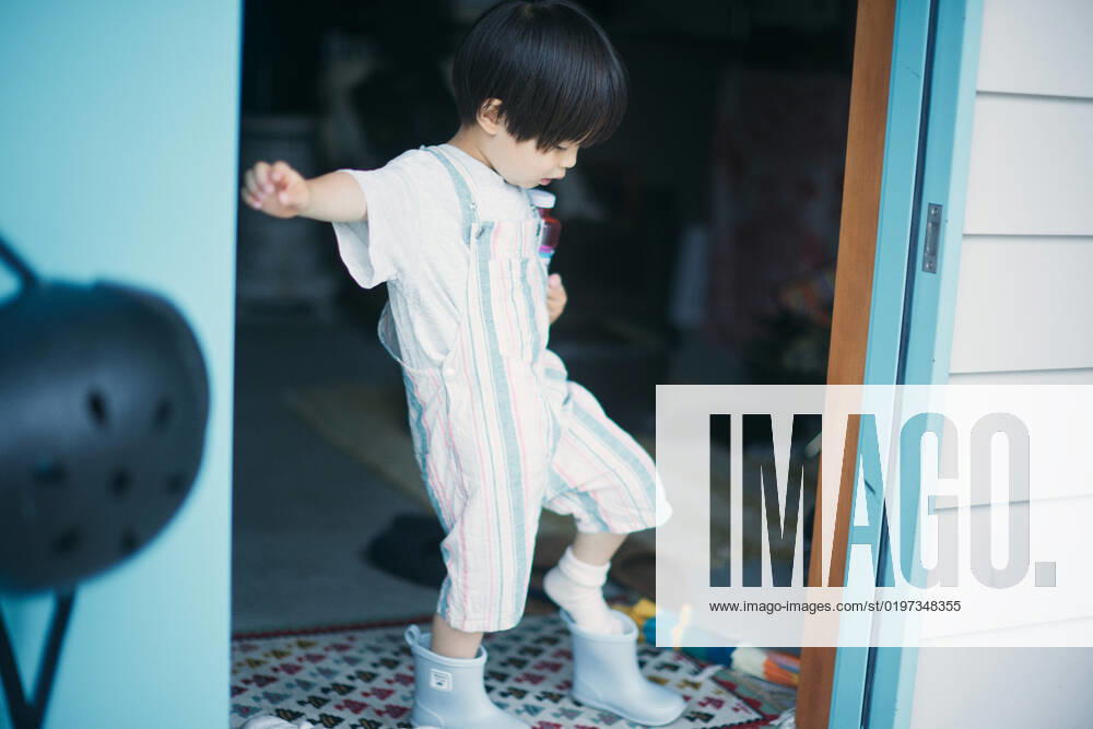Japanese kid playing outside on a rainy day AFLO196339618 , 196339618.jpg, ,model released, Symbolfoto ,property released