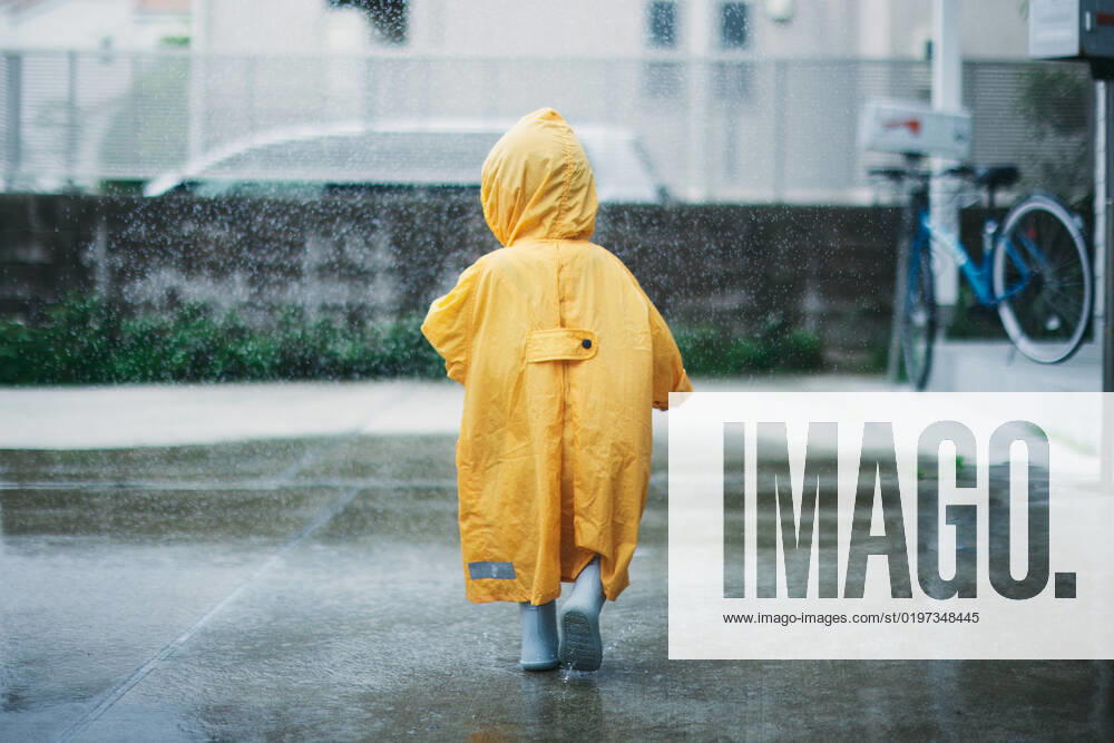 Japanese kid playing outside on a rainy day AFLO196339644 , 196339644.jpg, ,model released, Symbolfoto