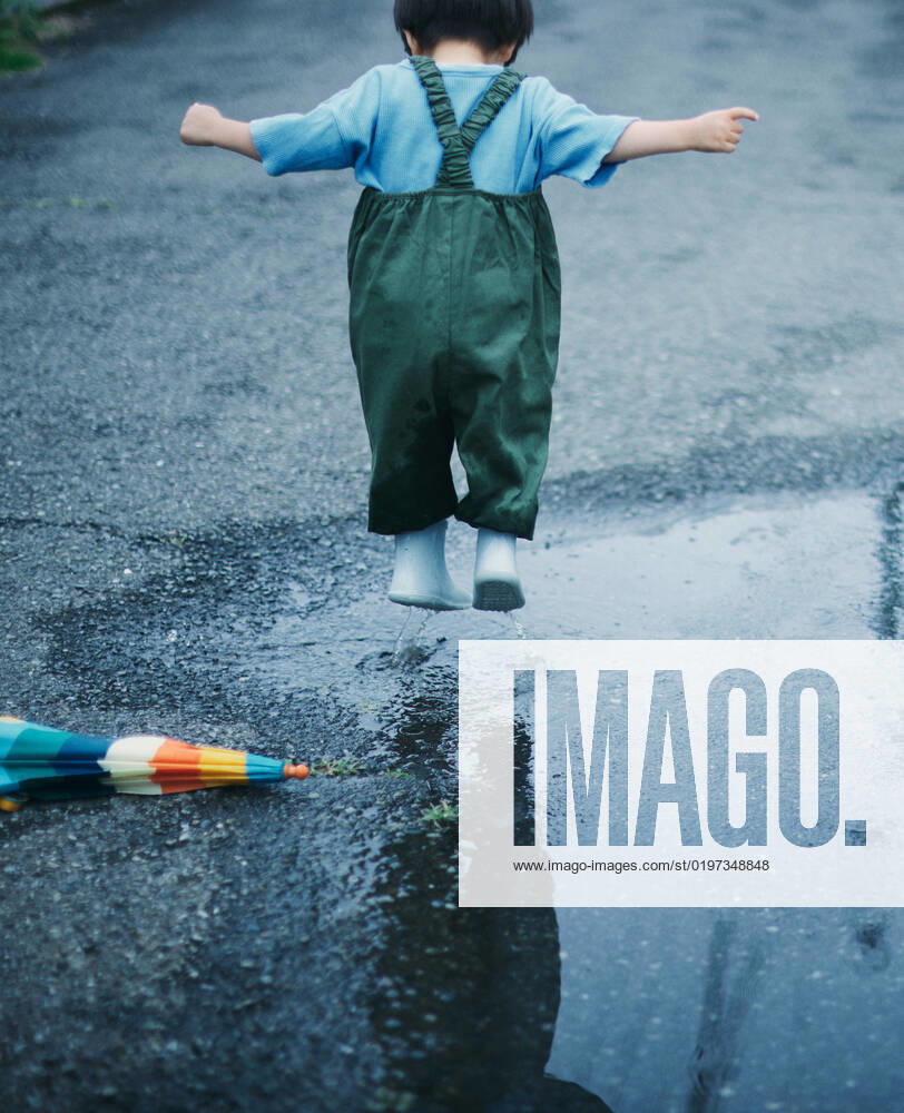 Japanese kid playing outside on a rainy day AFLO196339707 , 196339707.jpg, ,model released, Symbolfoto
